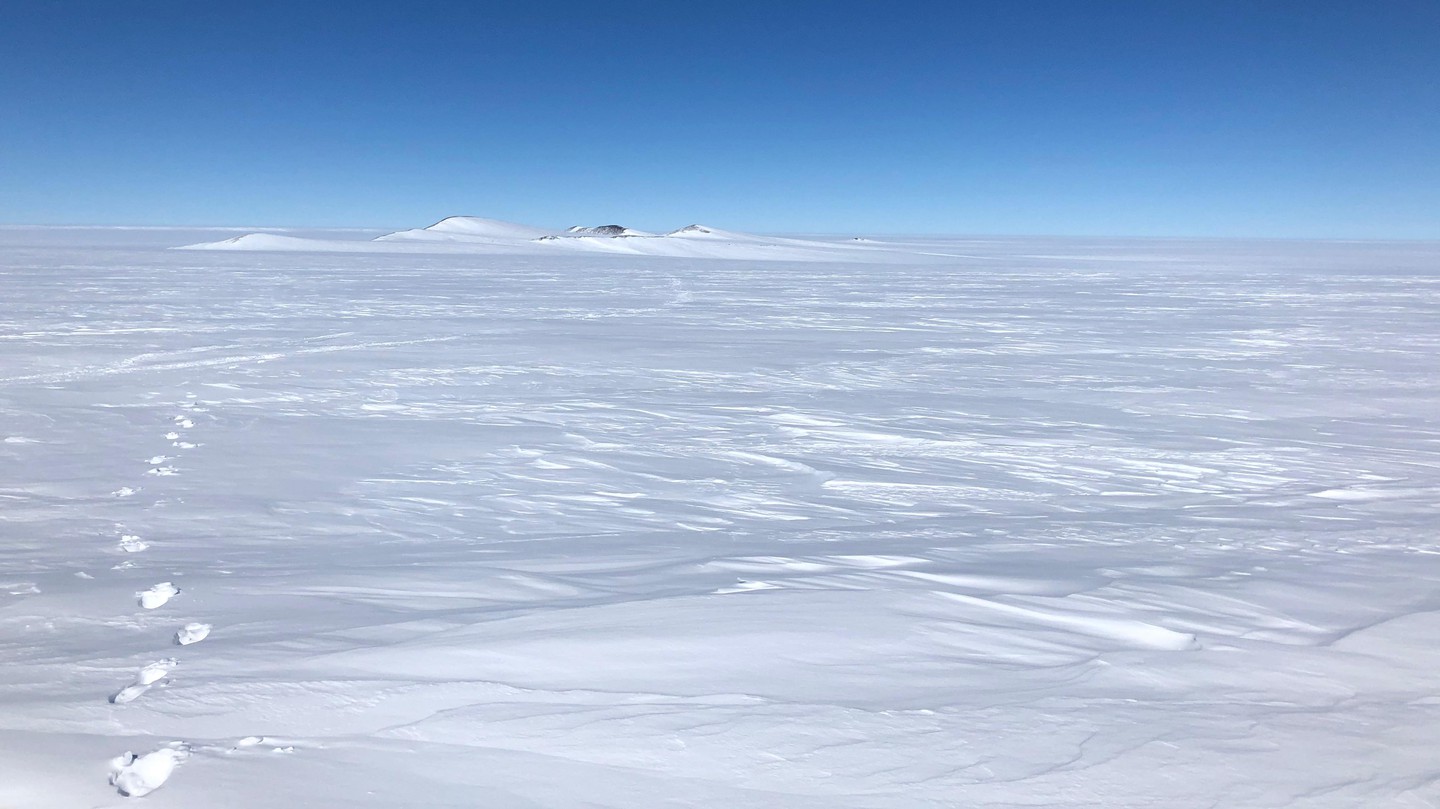 The surrounding of the Belgian Princess Elisabeth Station located in East Antarctica.©Hendrik Huwald