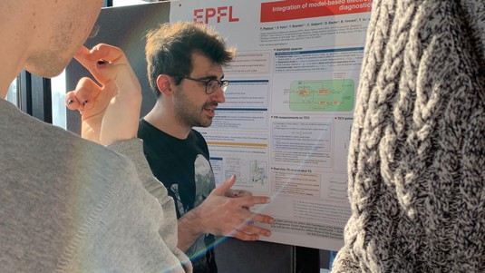 Les étudiants discutent lors de la session poster © Nadia Barth / EPFL 2023