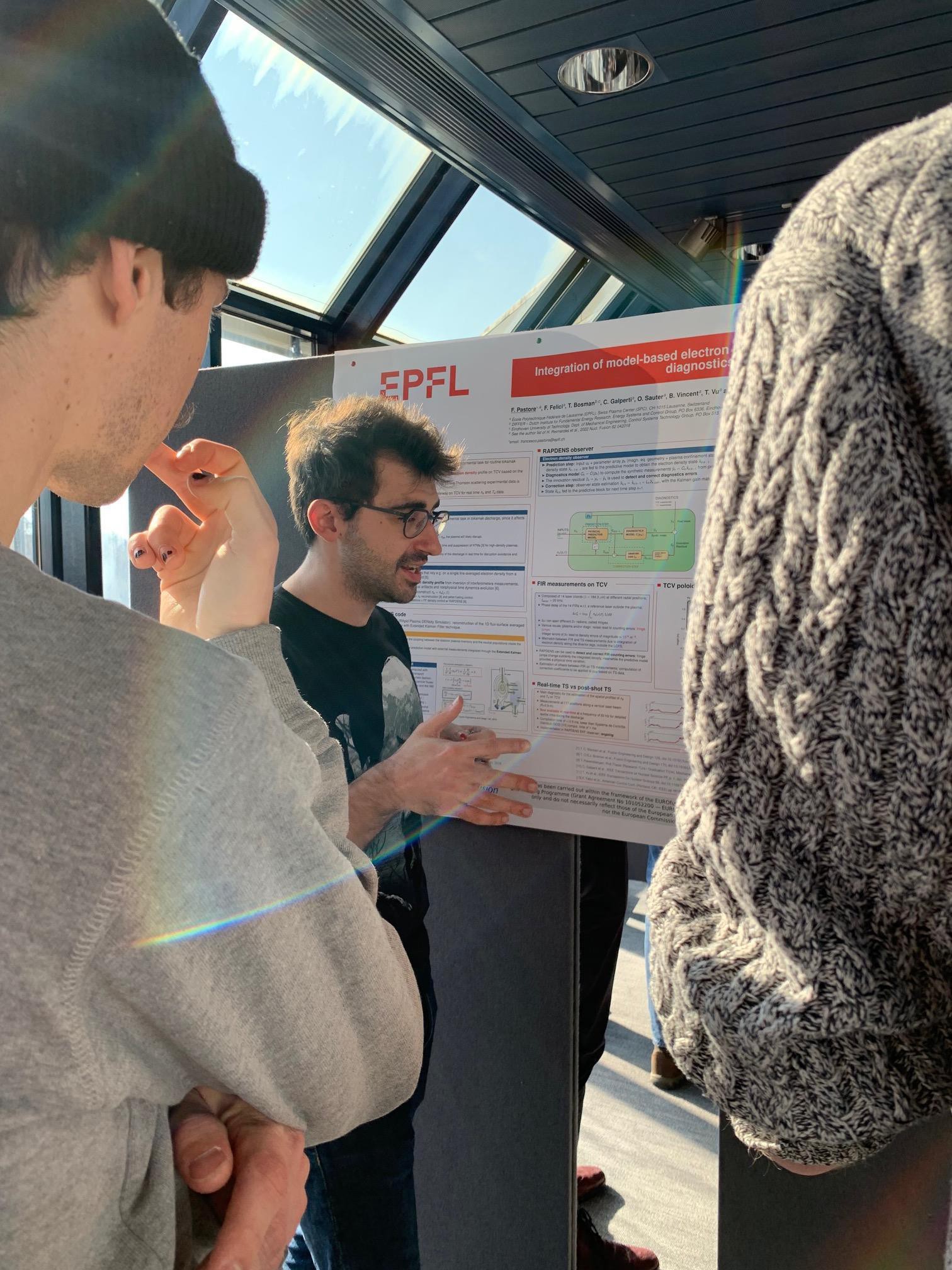 Les étudiants discutent lors de la session poster © Nadia Barth / EPFL 2023