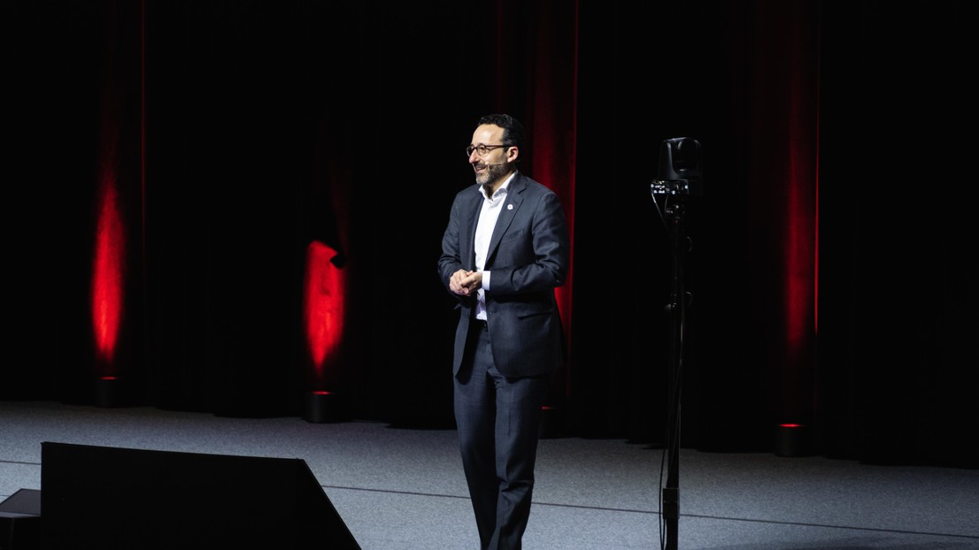 Robert Mardini, Director General of the ICRC, speaks to students of the SHS Global Issues course. © David Gentil / 2023 EPFL