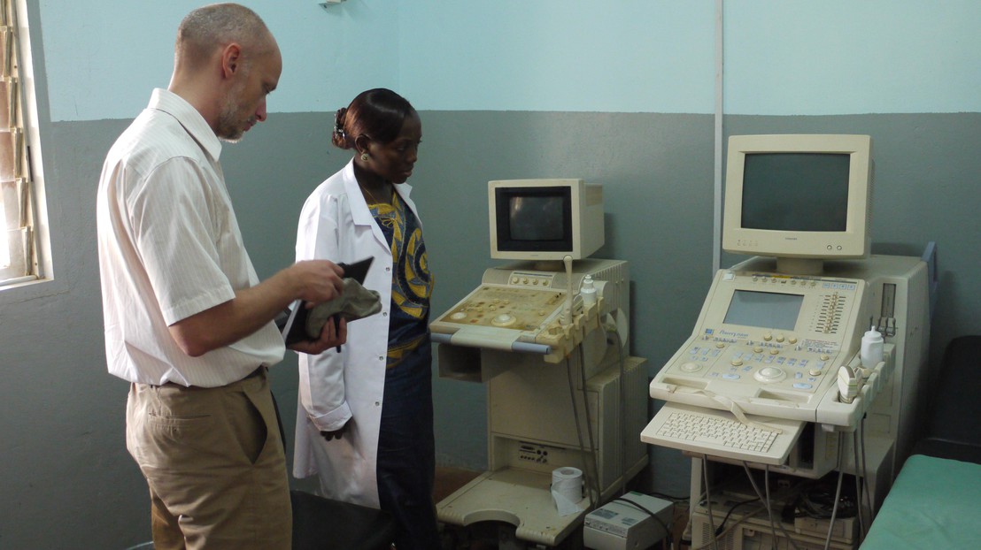 Klaus Schönenberger et Eugénie Ngah, à Efok (Cameroun). © EPFL