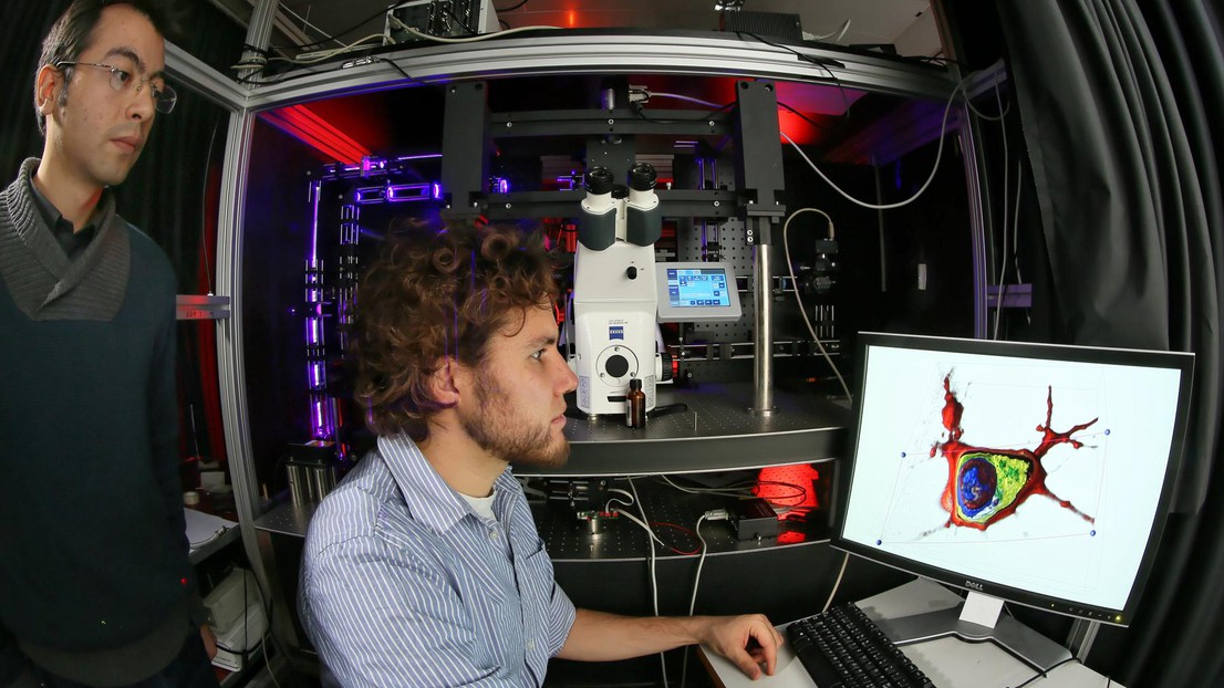 Fatih Toy (left) and Yann Cotte with their setup. © Alain Herzog / EPFL