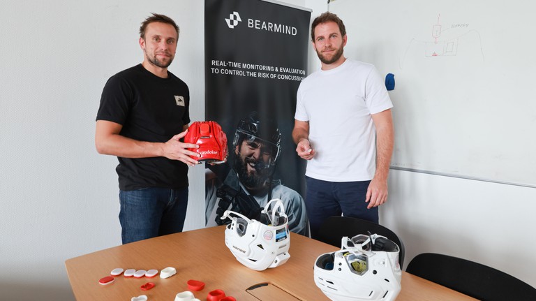 Tom Bertrand and Mathieu Falbriard, cofounder of Bearmind, with their smart helmet © 2023 Alain Herzog