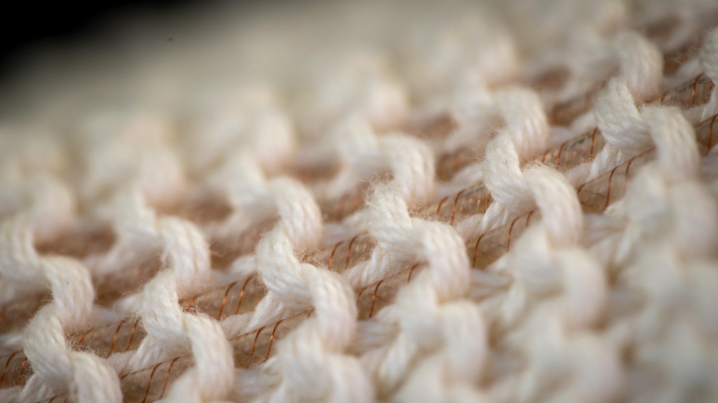 Pompes en forme de fibre tricotées dans un tissu © LMTS EPFL