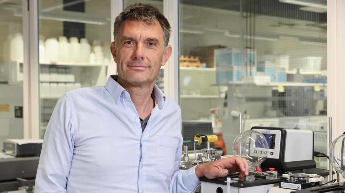 Tom Battin dirige le Laboratoire des écosystèmes des rivières. © Alain Herzog / EPFL