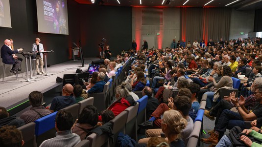 Salle comble pour la discussion entre Claude Nicollier, premier suisse dans l'espace et Julie Böhning, étudiante de l’EPFL. © 2023 Alain Herzog /EPFL