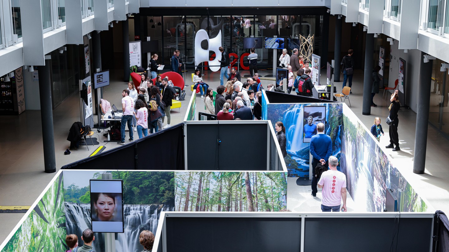 Le public a pu appréhender de nombreuses technologies, comme les deepfakes.© 2023 Alain Herzog/EPFL