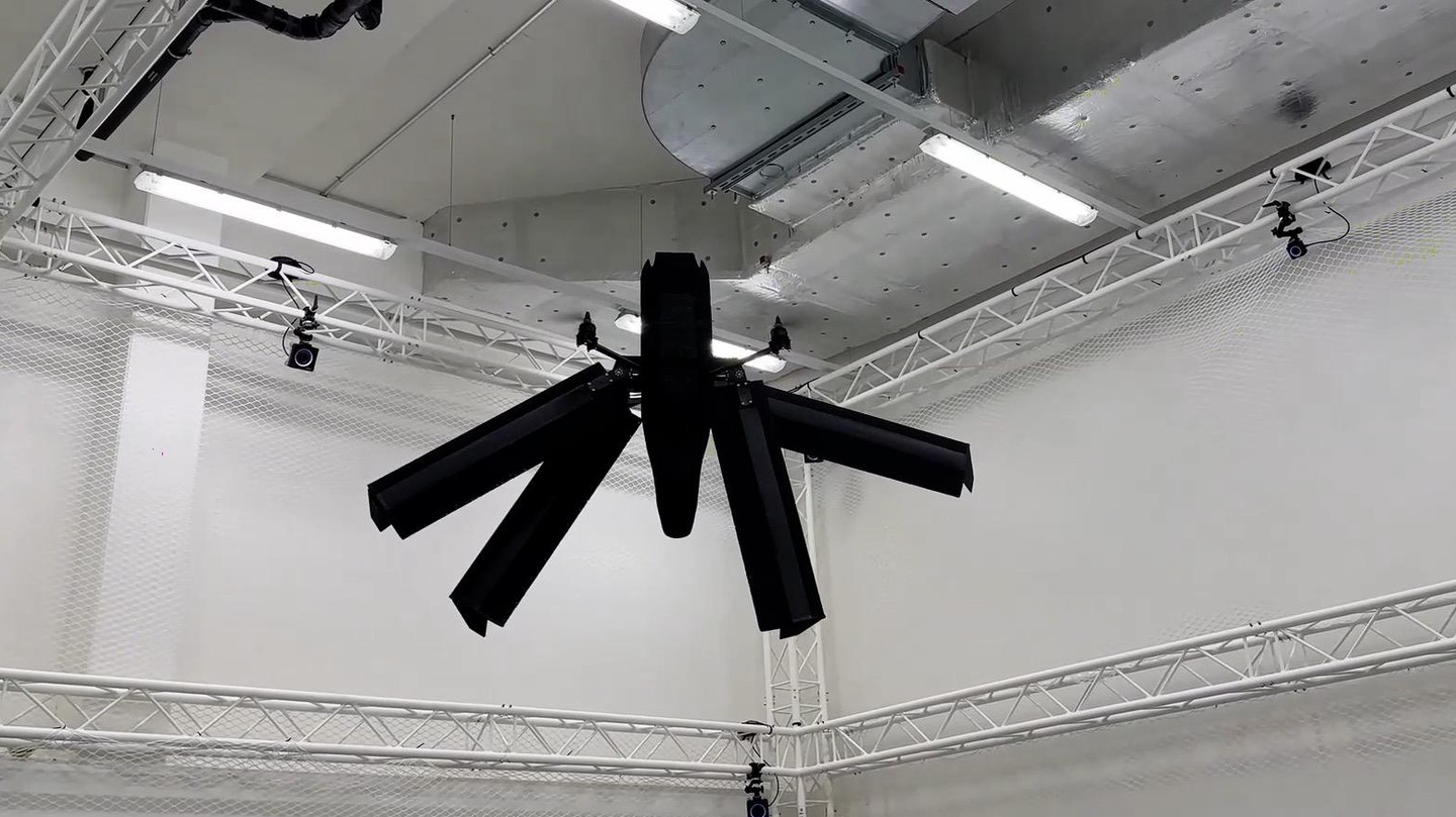 Le drone Morpho, dont les ailes s'adaptent aux conditions pour allonger son autonomie. 2023 Elythor