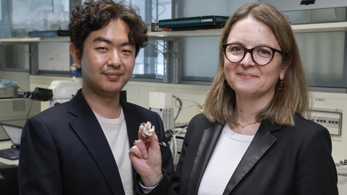 Sukho Song and Stéphanie Lacour with the deployable electrode. Credit: 2023 EPFL/Alain Herzog- CC-BY-SA 4.0