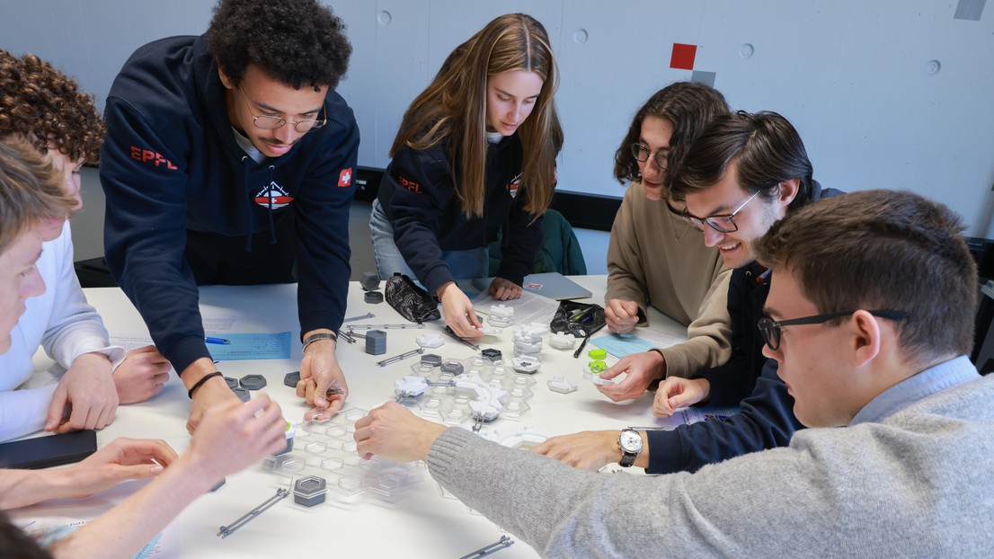 During the group activity, an observer watches how the members interact and make decisions, along with any implicit stereotypes that emerge.  EPFL/Alain Herzog 2023