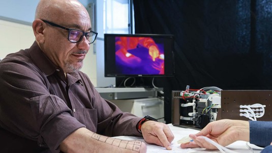 2023 EPFL / Alain Herzog. Fabrizio Fidati pendant une expérience avec le MetaTouch.