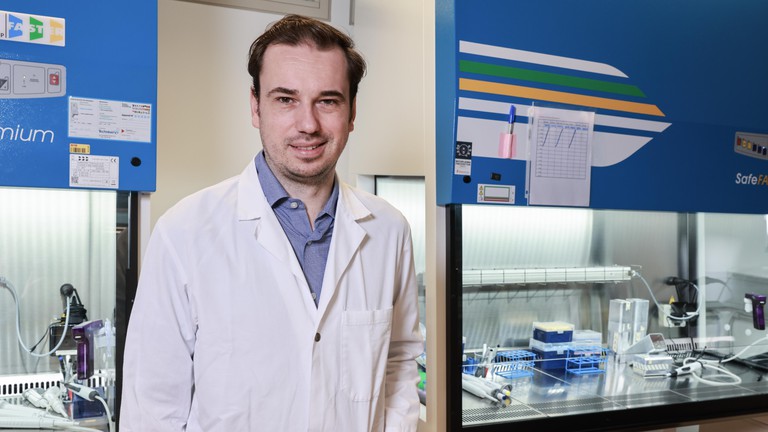 Wouter Karthaus in his lab. Credit: Alain Herzog (EPFL)