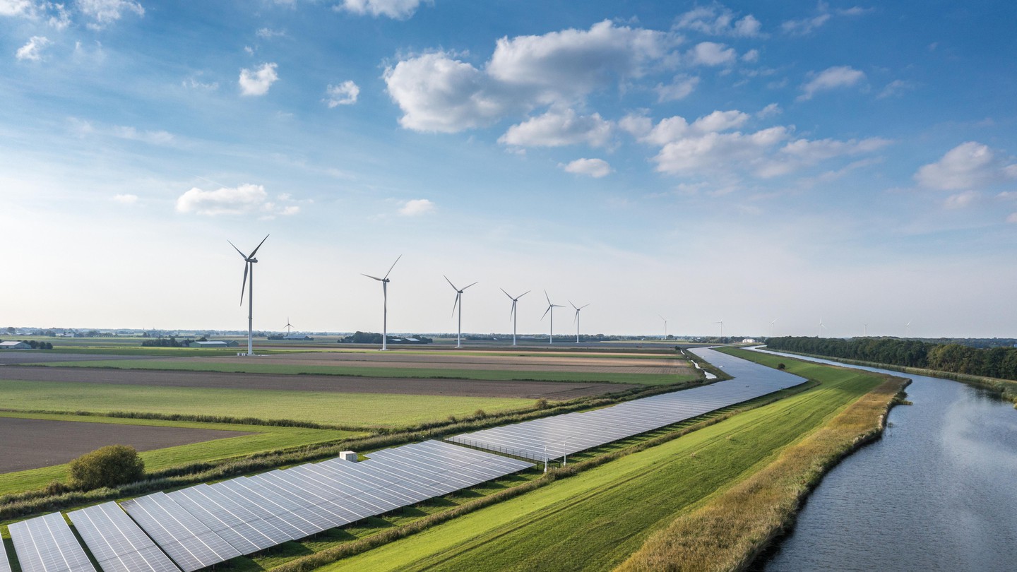 Énergie éolienne, solaire et hydraulique. © Getty