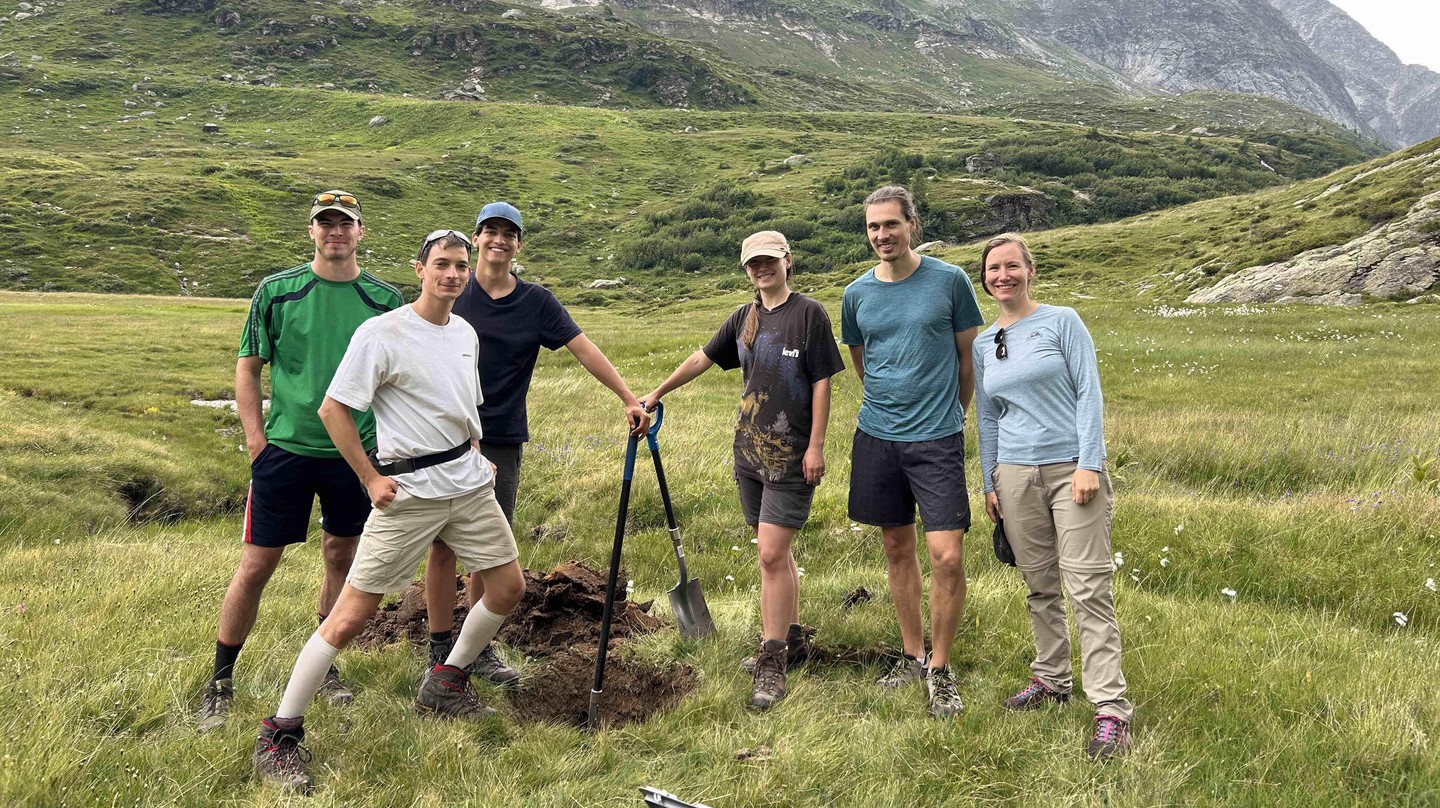Our field site in Binntal. From left to right: Eric, Bence, Antoine, Kristina, Lorenz and Meret.© 2023 Meret Aeppli