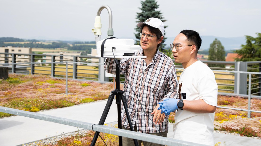 Prof. Nenes and postdoc Kunfeng Gao on the roof of MeteoSwiss building in Payerne. © A. Goy/EPFL