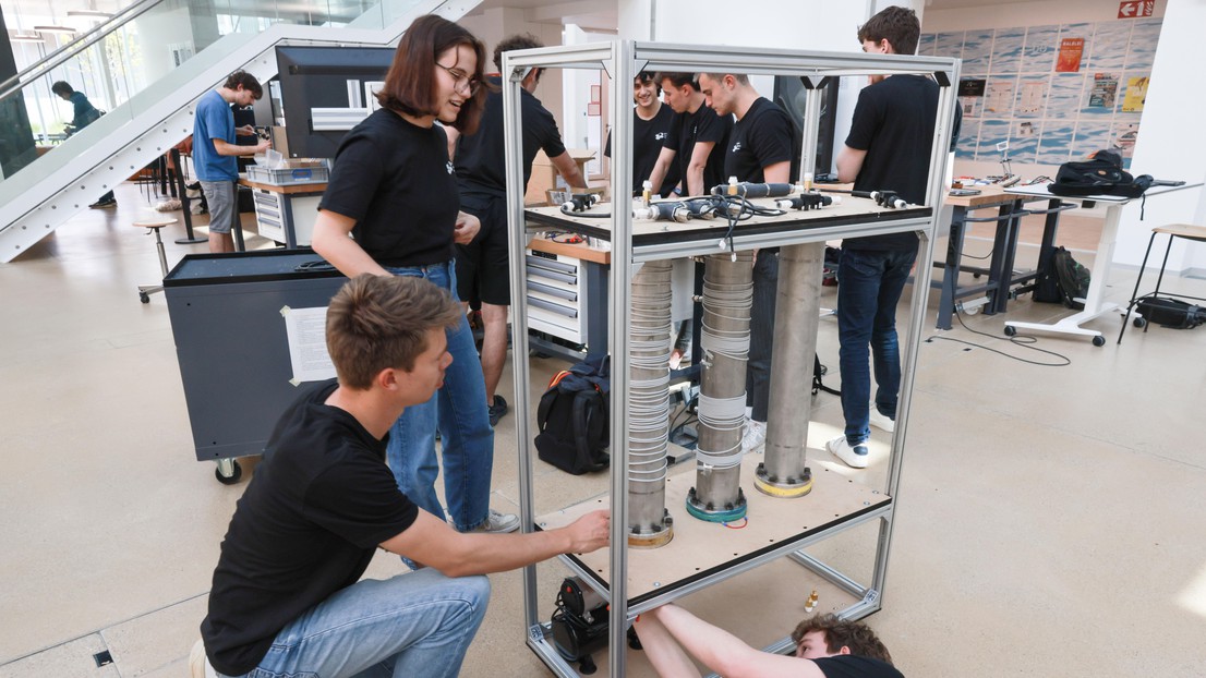 L’équipe étudiante travaille à un prototype unique pour nettoyer notre air à l’aide de membranes en graphène. ©Alain Herzog/EPFL