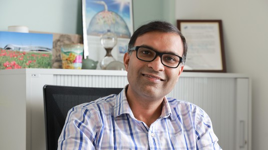 Prof. Kumar Agrawal holds the Gaznat Chair for Advanced Separations. ©Alain Herzog/EPFL