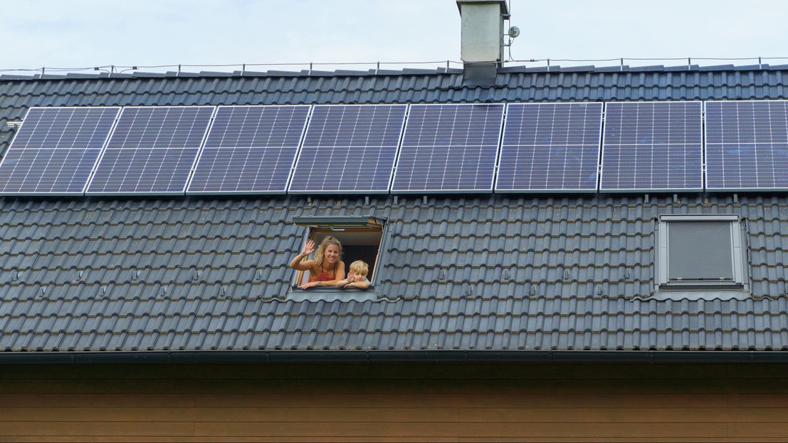 The study shows that having neighbors with solar panels plays a significant role. © iStock Photos