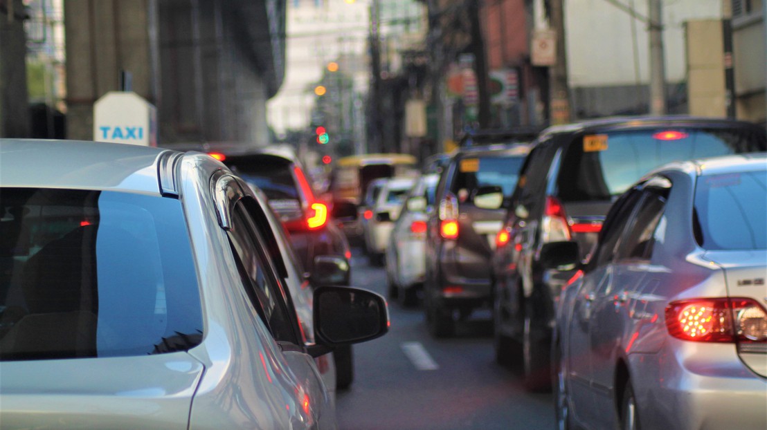 Cars on the road © Roger Victorino 2021 Unsplash