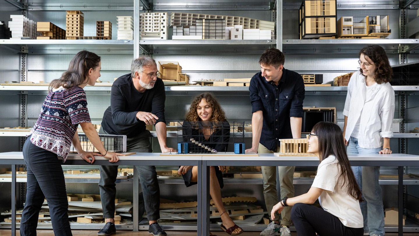 Group work on the IDEAS Minor. Left to right: Sarah Planchamp, Loïc Fumeaux, Luana Ferrari, Sébastien Léveillé, Charlotte Jianoux and San Yun.© A.Goy/ENAC-EPFL