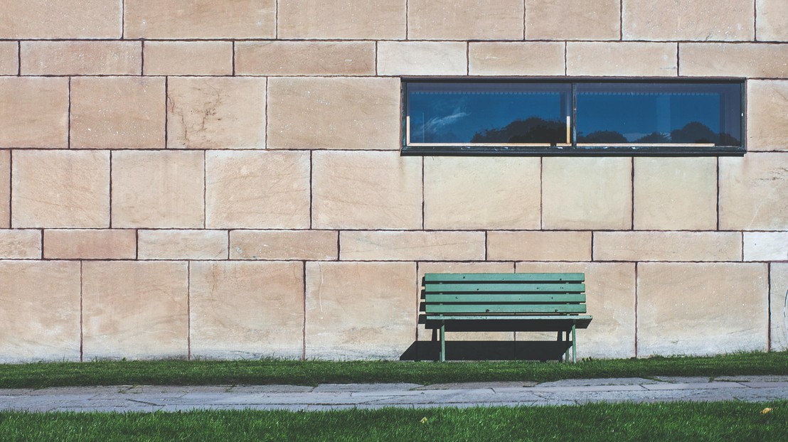 Green wooden bench in Stockholm © Johannes W 2017 Unsplash