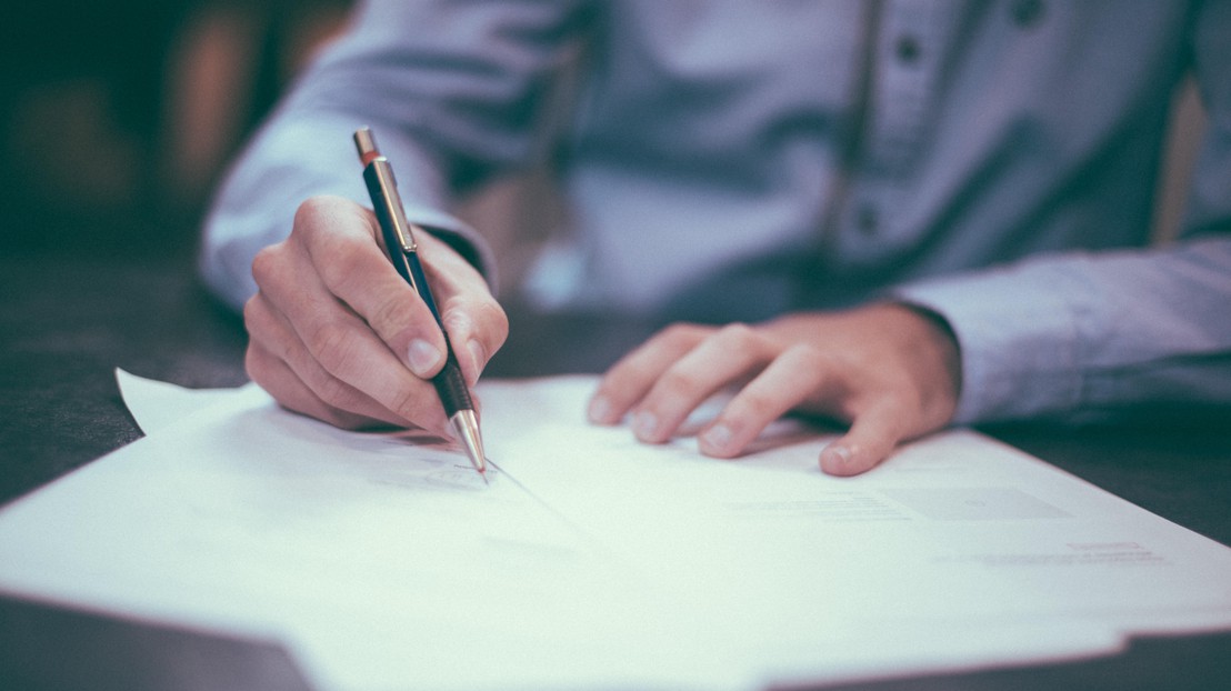 Man signing © Scott Graham 2015 Unsplash Man signing © Scott Graham 2015 Unsplash