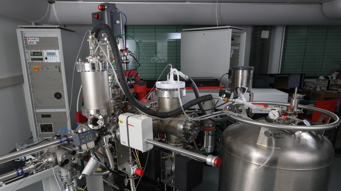 The CryoNanoSIMS setup at EPFL. Credit: A. Meibom (EPFL) The CryoNanoSIMS setup at EPFL. Credit: A. Meibom (EPFL)