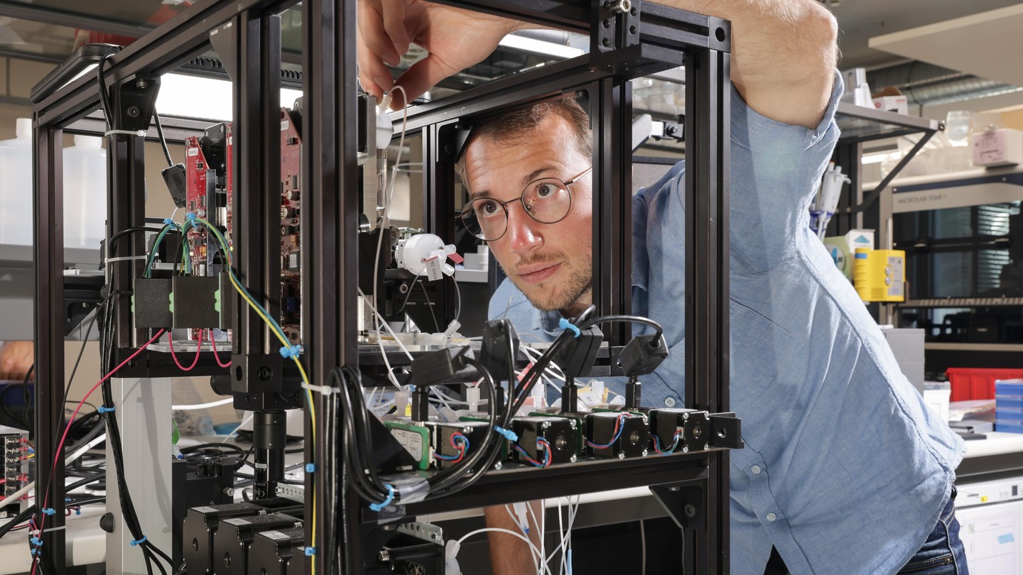 Antoine Herzog, CEO de Parithera et son prototype. 2023 EPFL/ Alain Herzog - CC-BY-SA 4.0