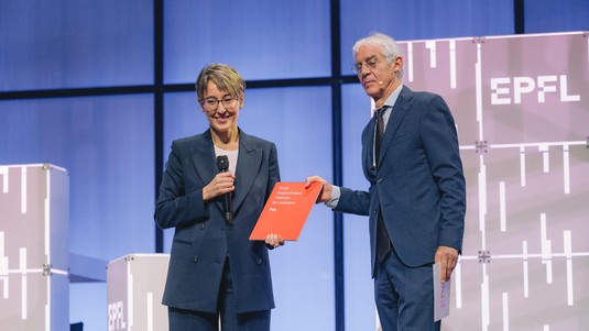 Assia Garbinato, Alumni Award, et Martin Vetterli - 2023 EPFL/ Adrien Buttier - CC-BY-SA 4.0
