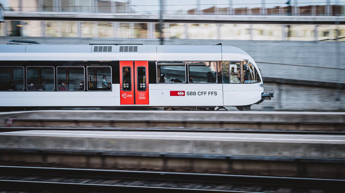 A train on the railway tracks © Christian Meyer-Hentschel 2022 Unsplash