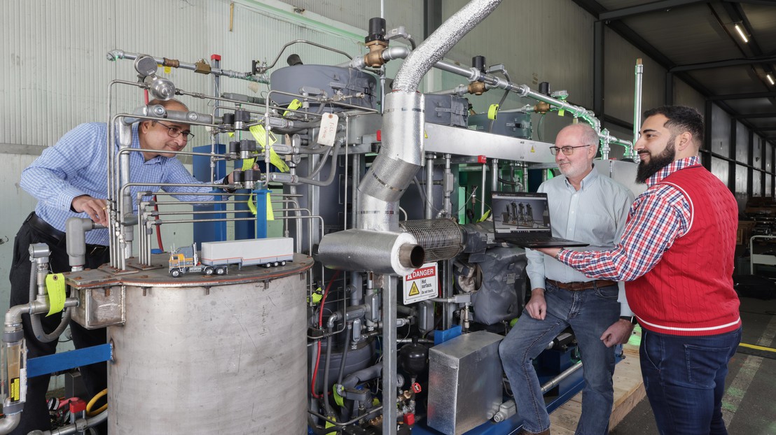 Mitulkumar Suthar, Lead Engineering, Ed Green, CTO et Masoud Talebi Amiri, Co-founder and CEO  of Qaptis, in front of the prototype installed at Tolochenaz © 2023 Alain Herzog