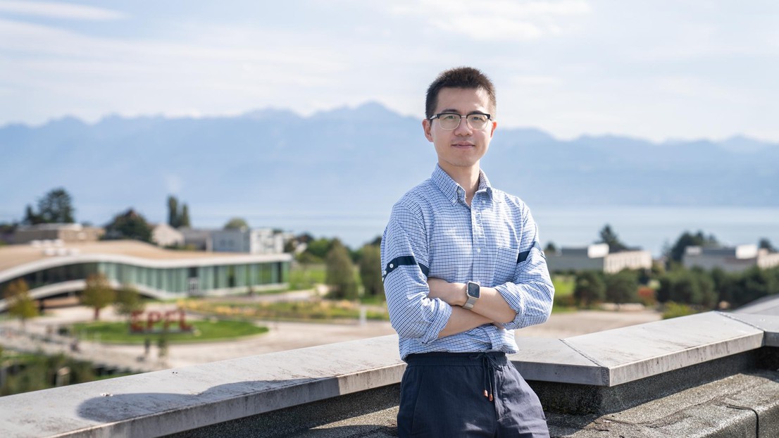 Zhengmao Lu on the roof, also his passive cooling laboratory. © 2023 EPFL / Titouan Veuillet - CC-BY-SA 4.0