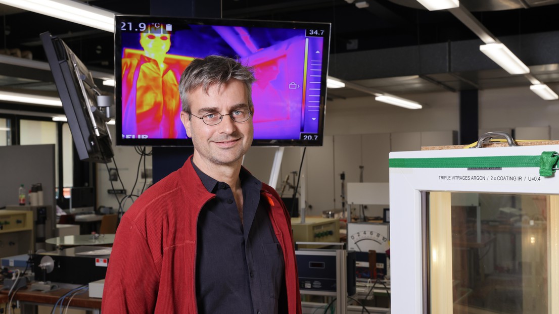 Andreas Schüler avec une caméra thermique dans son laboratoire.© EPFL/Alain Herzog