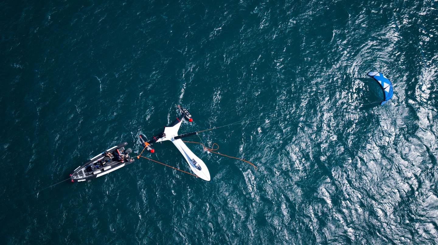 L’équipe SP80 vient d’accrocher pour la première fois un kite à son bateau. ©2023 EPFL/SP80-CC-BY-SA 4.0