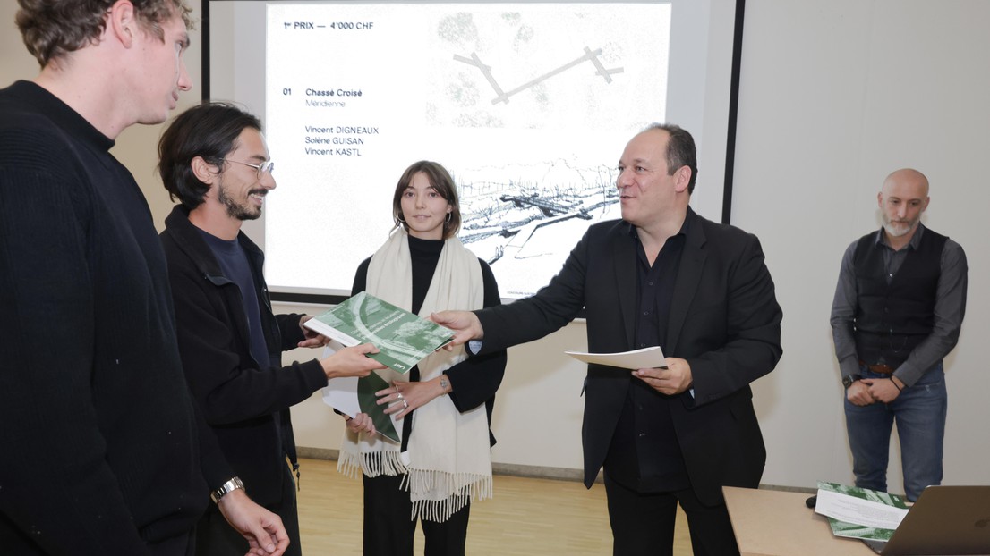 Remise du 1er prix à Vincent Digneaux, Solène Guisan et Vincent Kastl © EPFL / LAST / Alain Herzog Remise du 1er prix à Vincent Digneaux, Solène Guisan et Vincent Kastl © EPFL / LAST / Alain Herzog