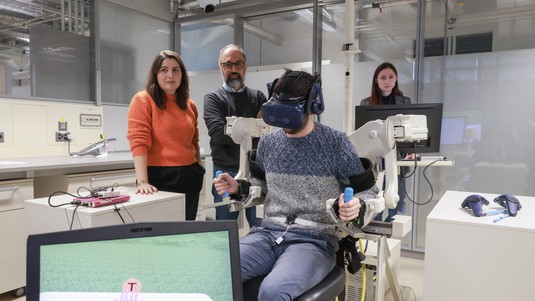 A volunteer uses breathing to activate a third arm in a virtual reality experiment, with co-authors Martina Gini (right), Solaiman Shokur and Giulia Dominijanni (left).© 2023 EPFL / Alain Herzog, CC-BY-SA