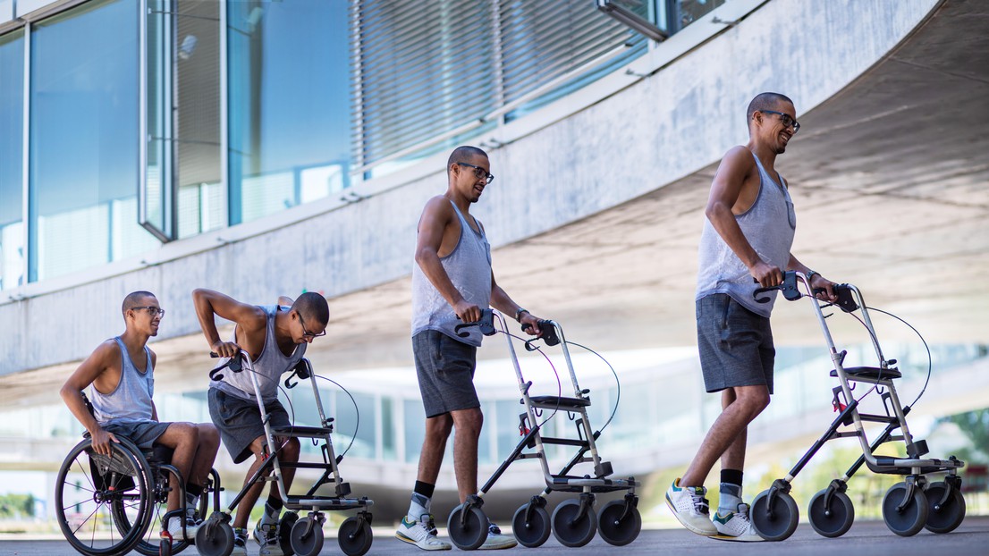 En 2018, David Mzee a pu marcher grâce à des stimulations électriques précises de sa moelle épinière par un implant sans fil - 2018 EPFL / Jamani Caillet - CC-BY-SA 4.0
