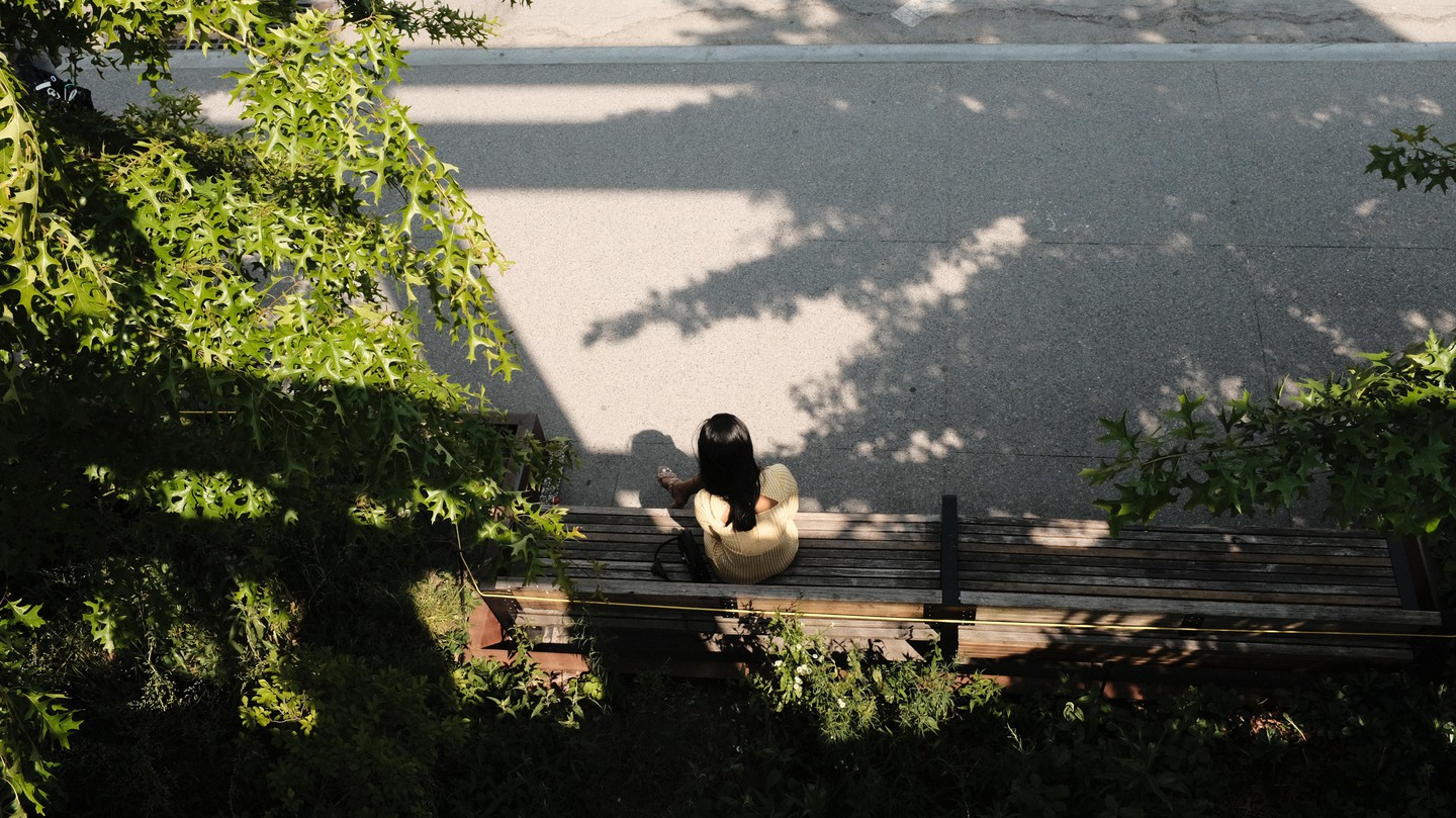 A person sitting alone on a bench © Studio Pizza 2023 Unsplash