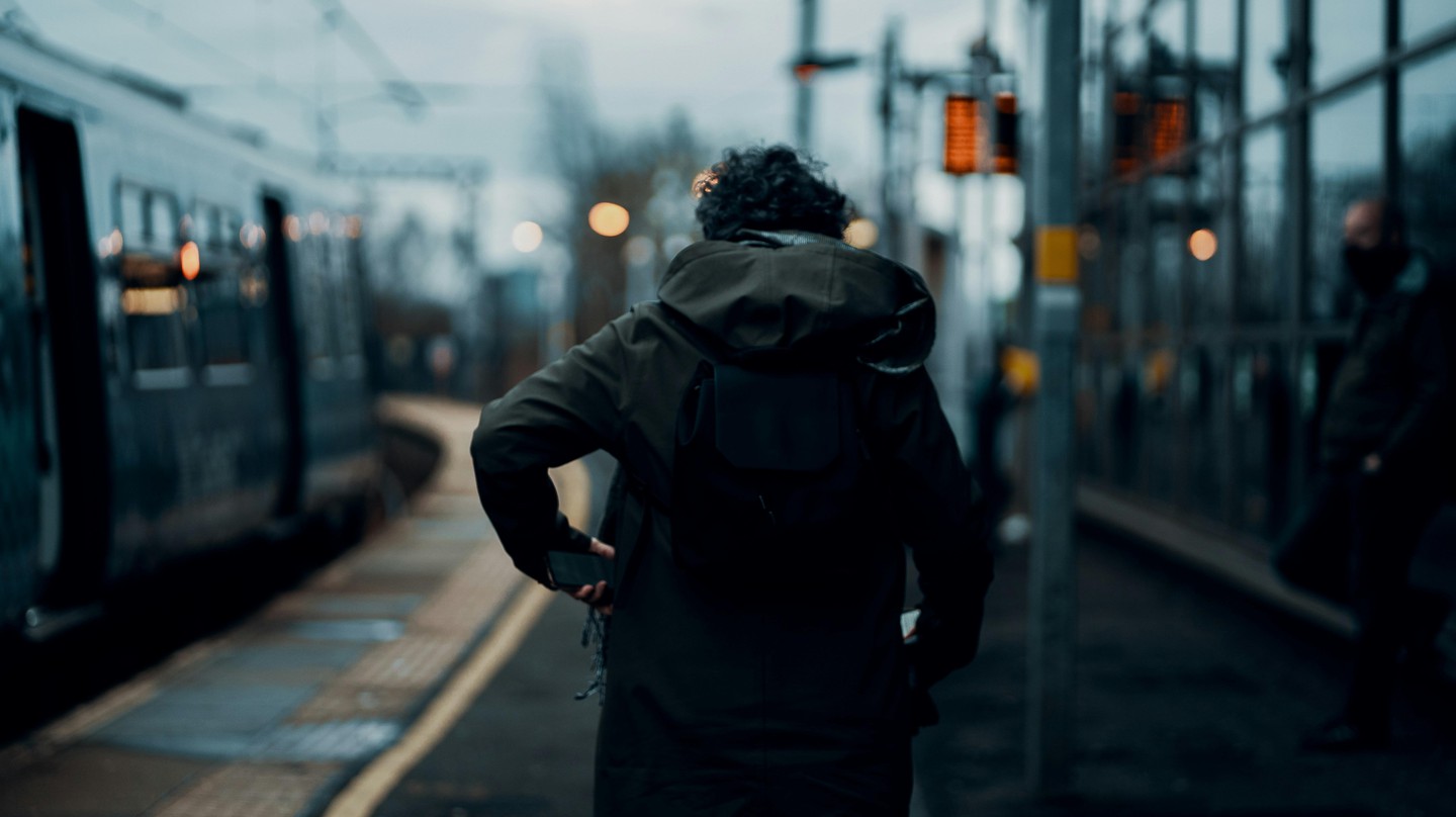 Person at the train station © Ross Sneddon 2021 Unsplash