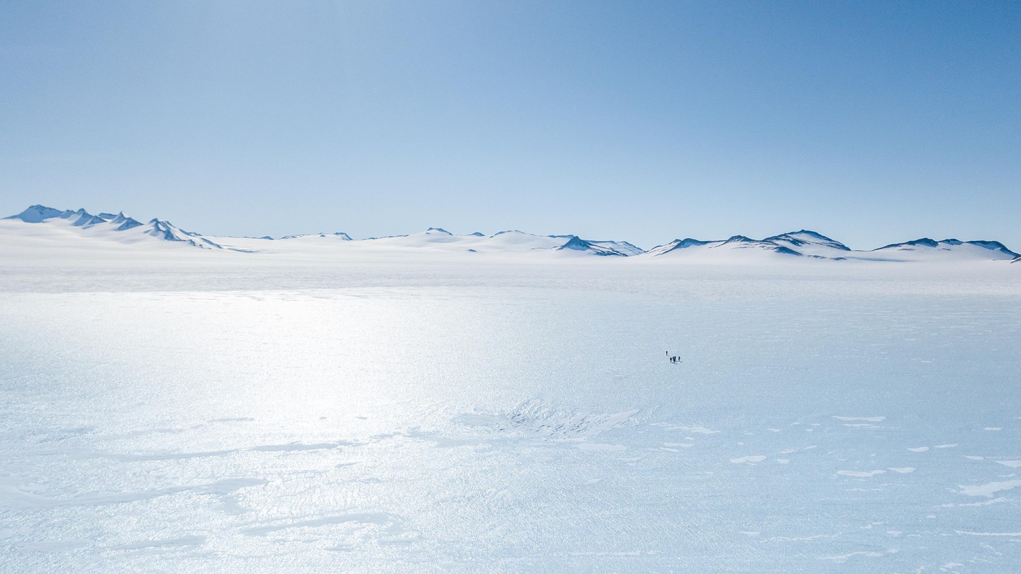 Fieldwork mission to Union Glacier, Antarctica 2022, in collaboration with antarcitca.cl (Universidad de Santiago Chile, USACH). © José Jorquera