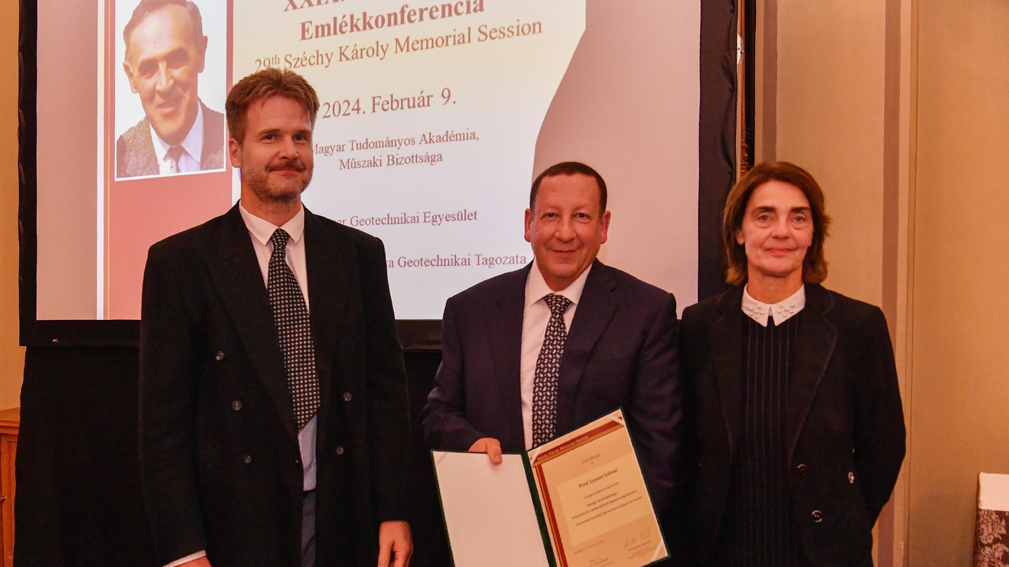Prof. Laloui receives award from Prof. Edina Koch, President of the Hungarian Geotechnical Society, and Dr. Balázs Móczár, of the Hungarian Academy of Sciences.s.© 2024 Philip Janos/EPFL