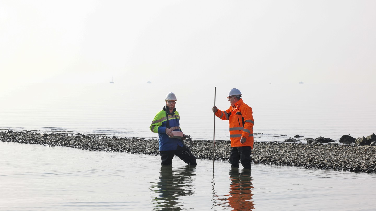 Alexandre Fourrier and Giovanni De Cesare are taking measurements in the Chamberonne delta on the shores of Lake Geneva.© 2024 EPFL/Alain Herzog - CC-BY-SA 4.0