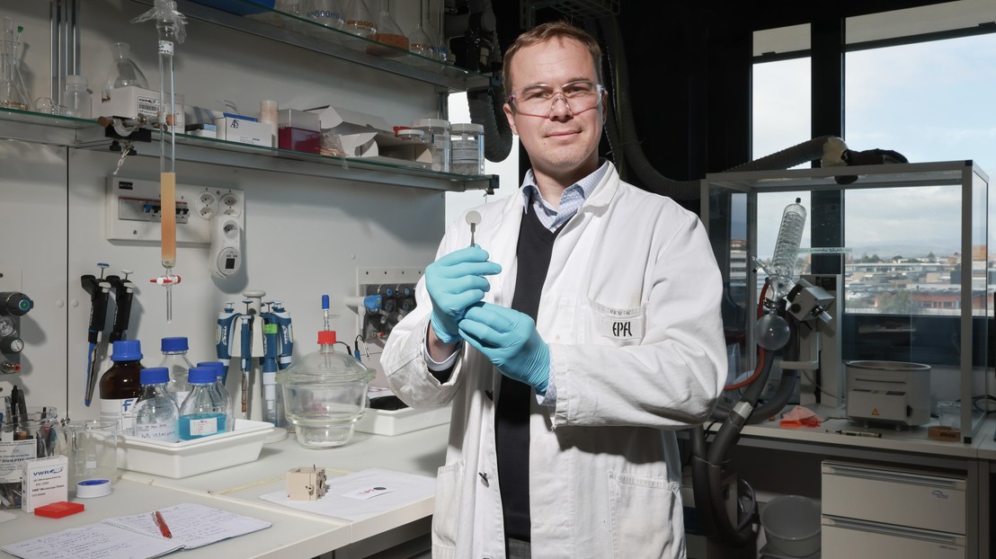 Kevin Sivula and his team invented a solar-powered artificial leaf for harvesting hydrogen fuel from humid air. 2023 EPFL/Alain Herzog - CC-BY-SA 4.0