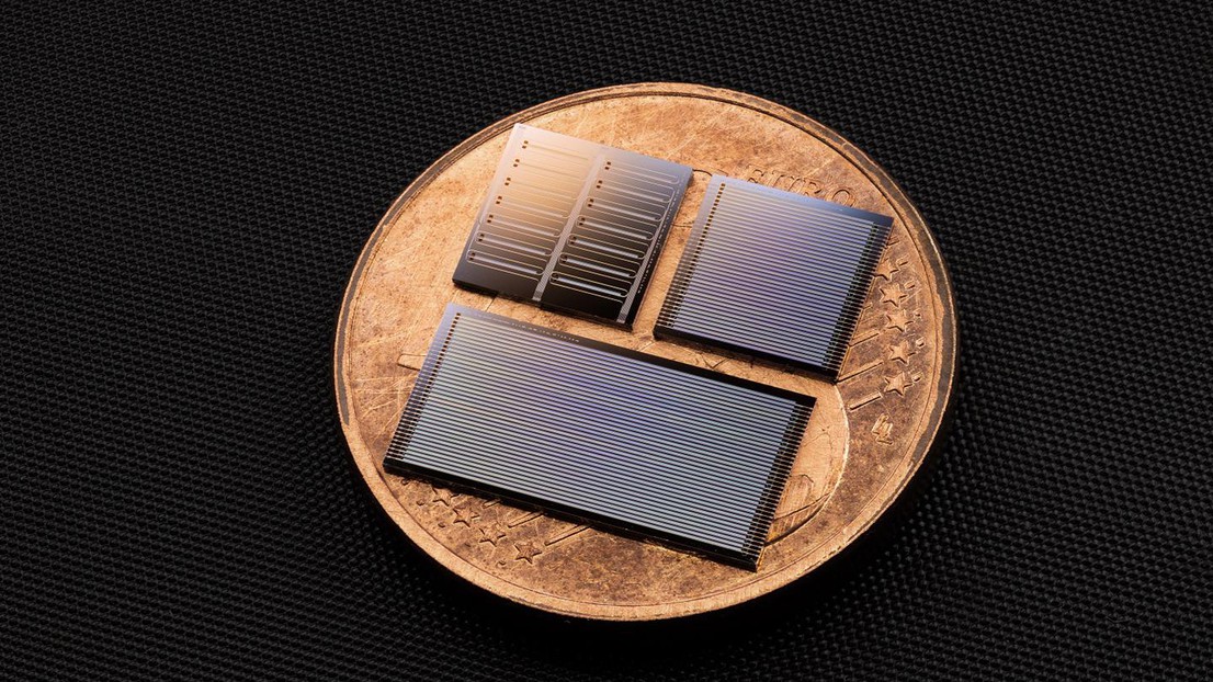 Circuits intégrés photoniques en tantalate de lithium. Crédit : Nikolai Kuznetcov (EPFL)