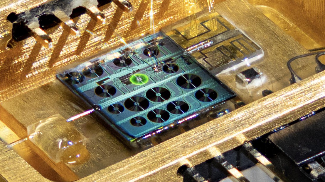 Un laser à erbium hybride intégré entièrement conditionné, basé sur un circuit photonique intégré en nitrure de silicium. EPFL/Andrea Bancora & Yang Liu CC-BY-SA 4.0