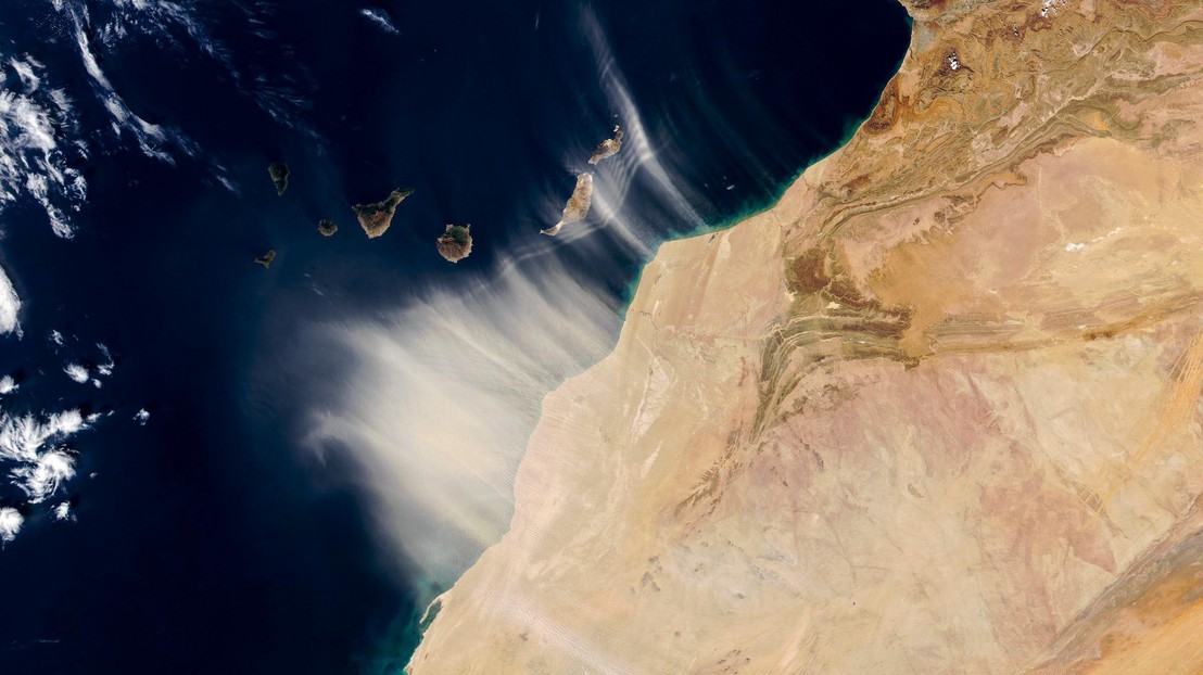 En hiver, les poussières et le sable du Sahara, soufflés vers l’ouest sur l’océan Atlantique saturent l’air du Cap vert et des îles Canaries. © NASA EARTH OBSERVATORY