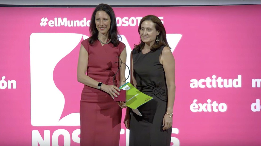 Anna Fontcuberta i Morral, left, receives her award in Madrid on June 26th © 2024 EPFL