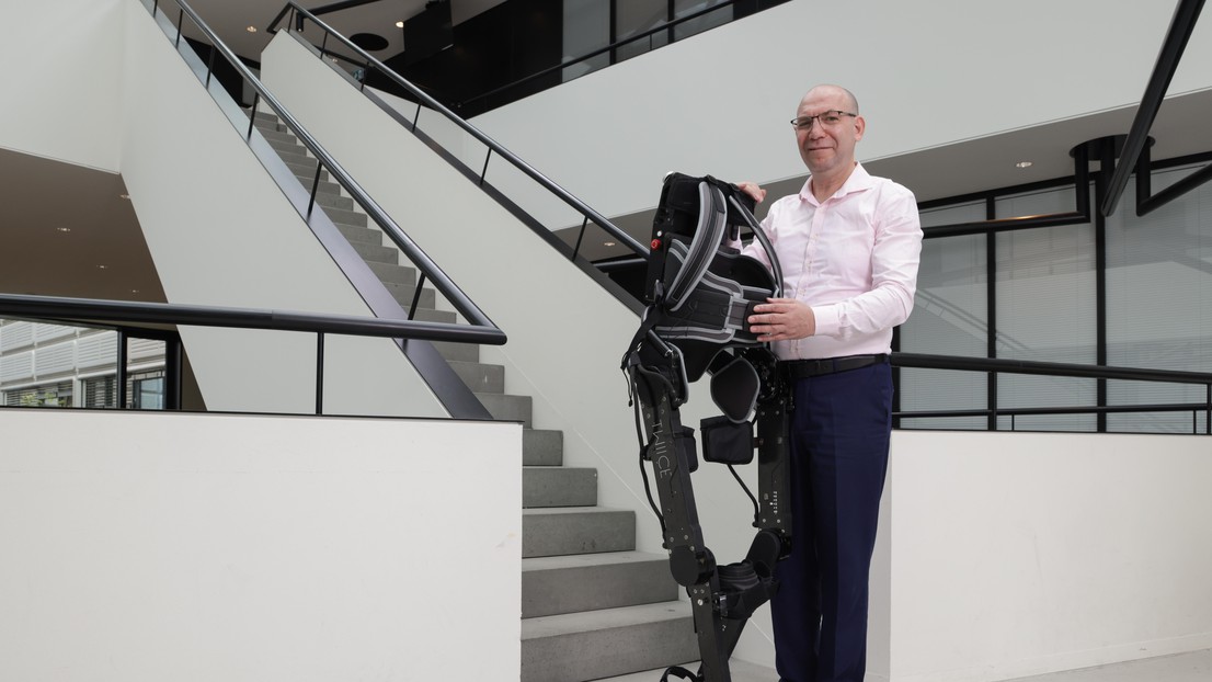 Roboticien Mohamed Bouri avec l'exosquelette TWIICE. © 2024 EPFL / Alain Herzog