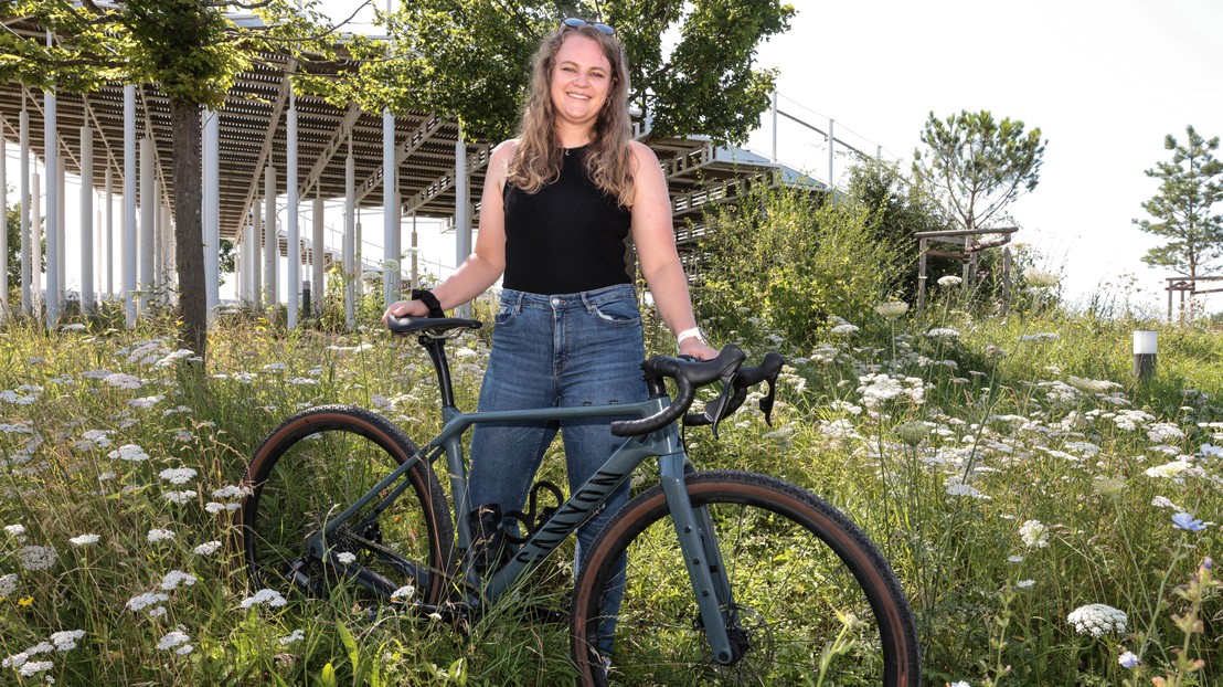 Maria Marcinek avec son vélo à l'EPFL . © 2024 EPFL / Murielle Gerber© 2024 EPFL