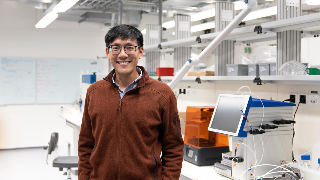 Daryl Yee dans son laboratoire. © 2023 EPFL / Titouan Veuillet - CC-BY-SA 4.0